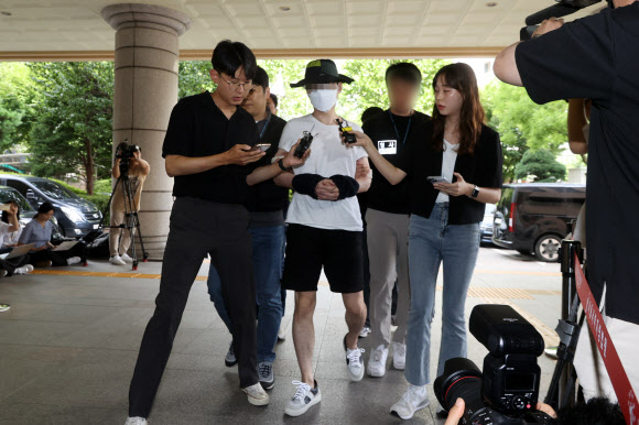 은평구의 한 아파트에서 이웃 주민에게 일본도를 휘둘러 숨지게 한 혐의로 경찰에 긴급 체포된 백모(37)씨가 구속 전 피의자 심문(영장실질심사)을 받기 위해 1일 오전 서울 마포구 서울서부지법으로 들어서고 있다. 2024.8.1. 연합뉴스