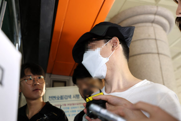 은평구의 한 아파트에서 이웃 주민에게 일본도를 휘둘러 숨지게 한 혐의로 경찰에 긴급 체포된 백모(37)씨가 구속 전 피의자 심문(영장실질심사)을 받기 위해 1일 오전 서울 마포구 서울서부지법으로 들어서고 있다. 2024.8.1. 연합뉴스