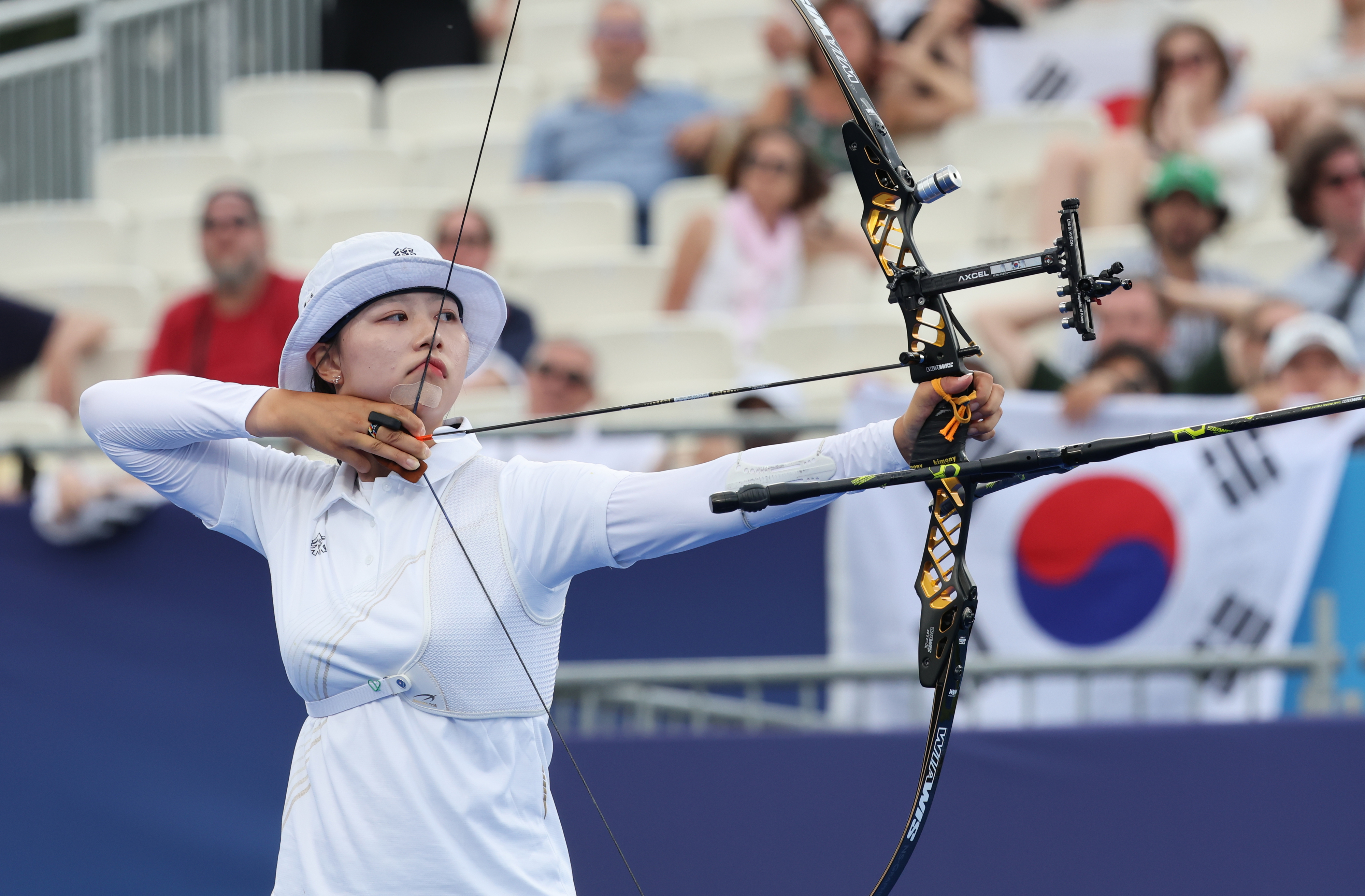 한국 양궁 국가대표 임시현이 2일(한국시간) 프랑스 파리 레쟁발리드에서 열린 2024 파리올림픽 양궁 여자 개인전 레자 옥타비아(인도네시아)와의 32강에서 활시위를 당기고 있다. 파리 연합뉴스