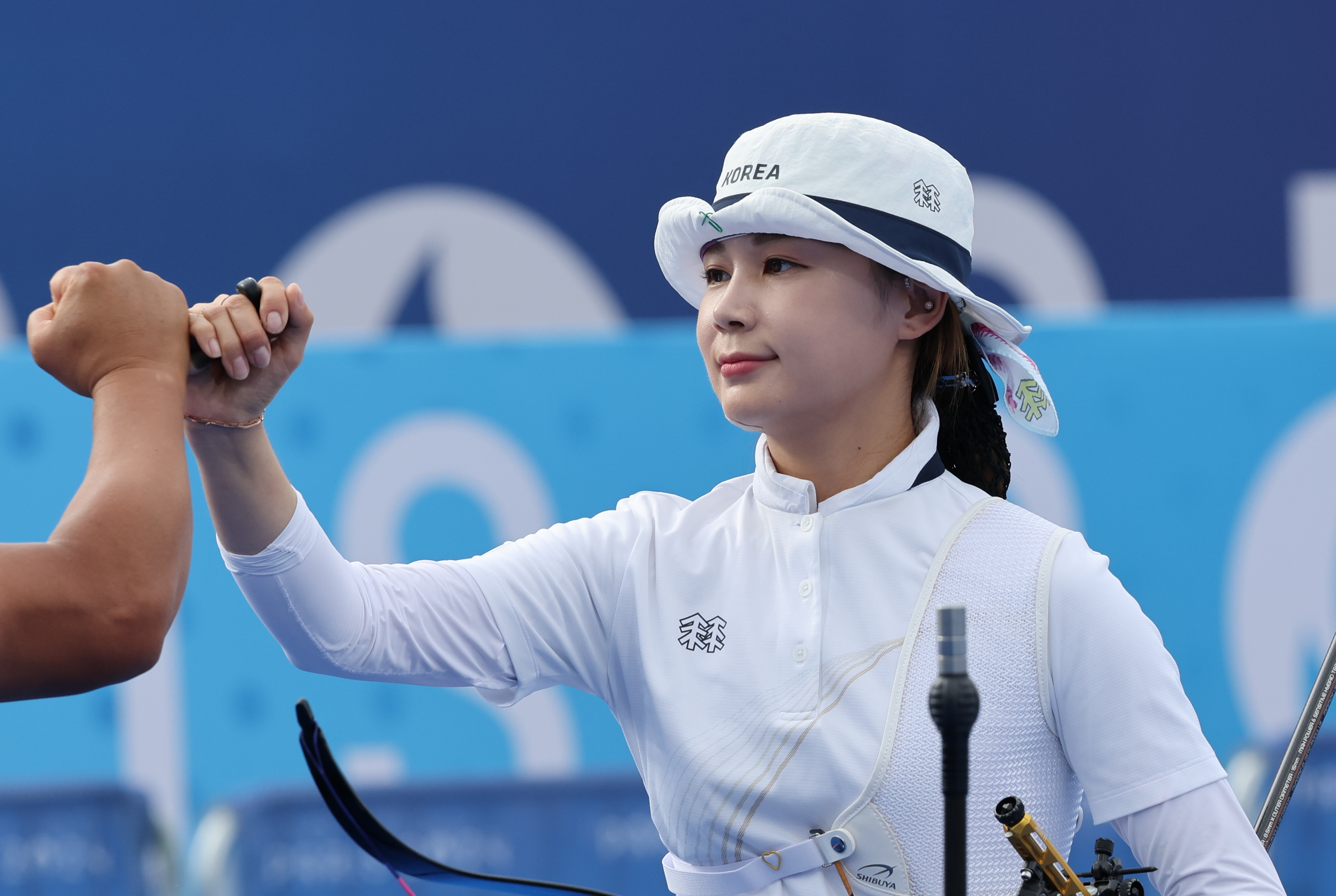 한국 양궁 국가대표 전훈영이 2일(한국시간) 프랑스 파리 레쟁발리드에서 열린 2024 파리올림픽 양궁 여자 개인전 샤를리네 슈바르츠(독일)와의 32강에서 승리하고 기뻐하고 있다. 파리 연합뉴스