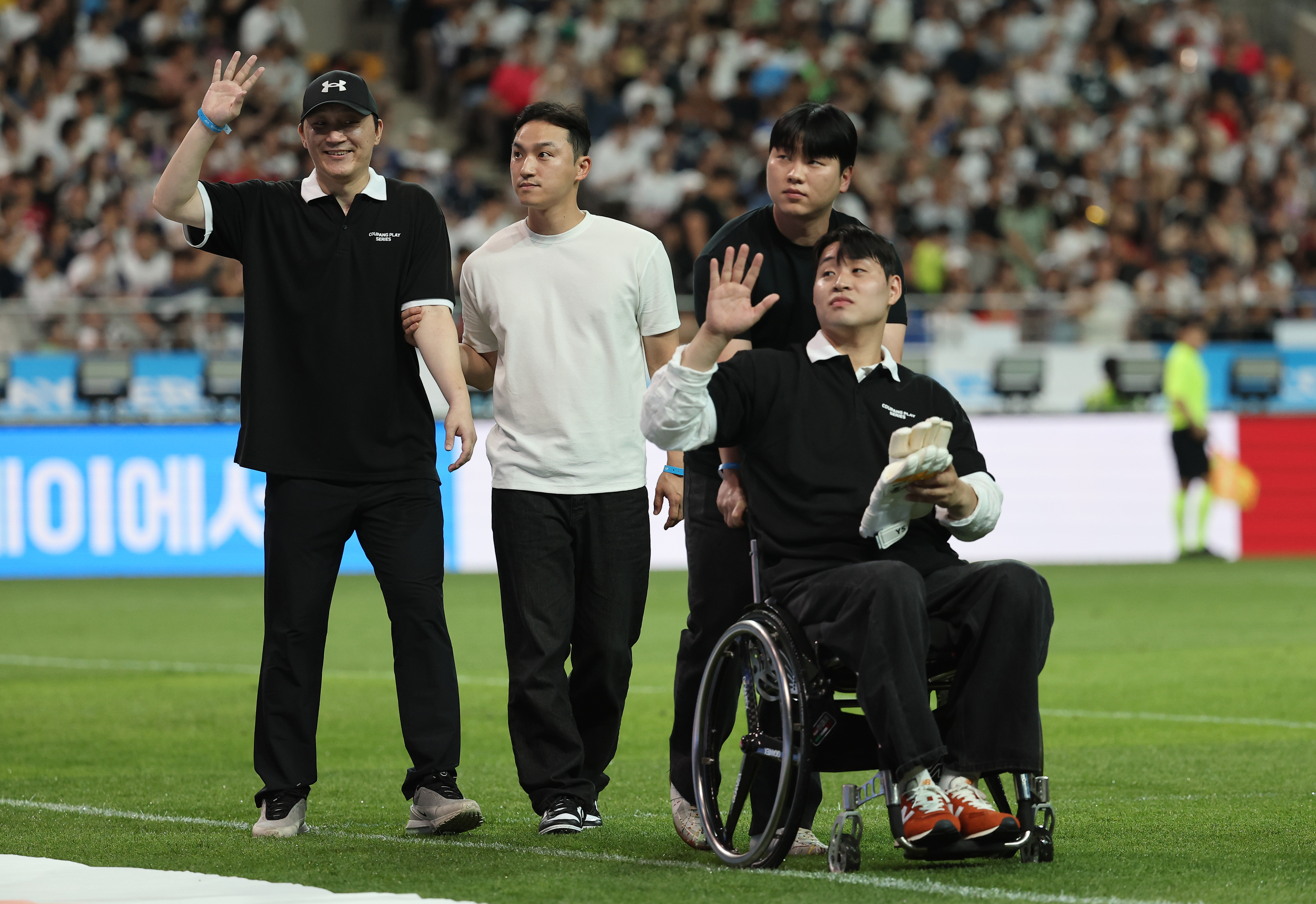 시축한 뒤 팬들에게 인사하는 신영록과 유연수