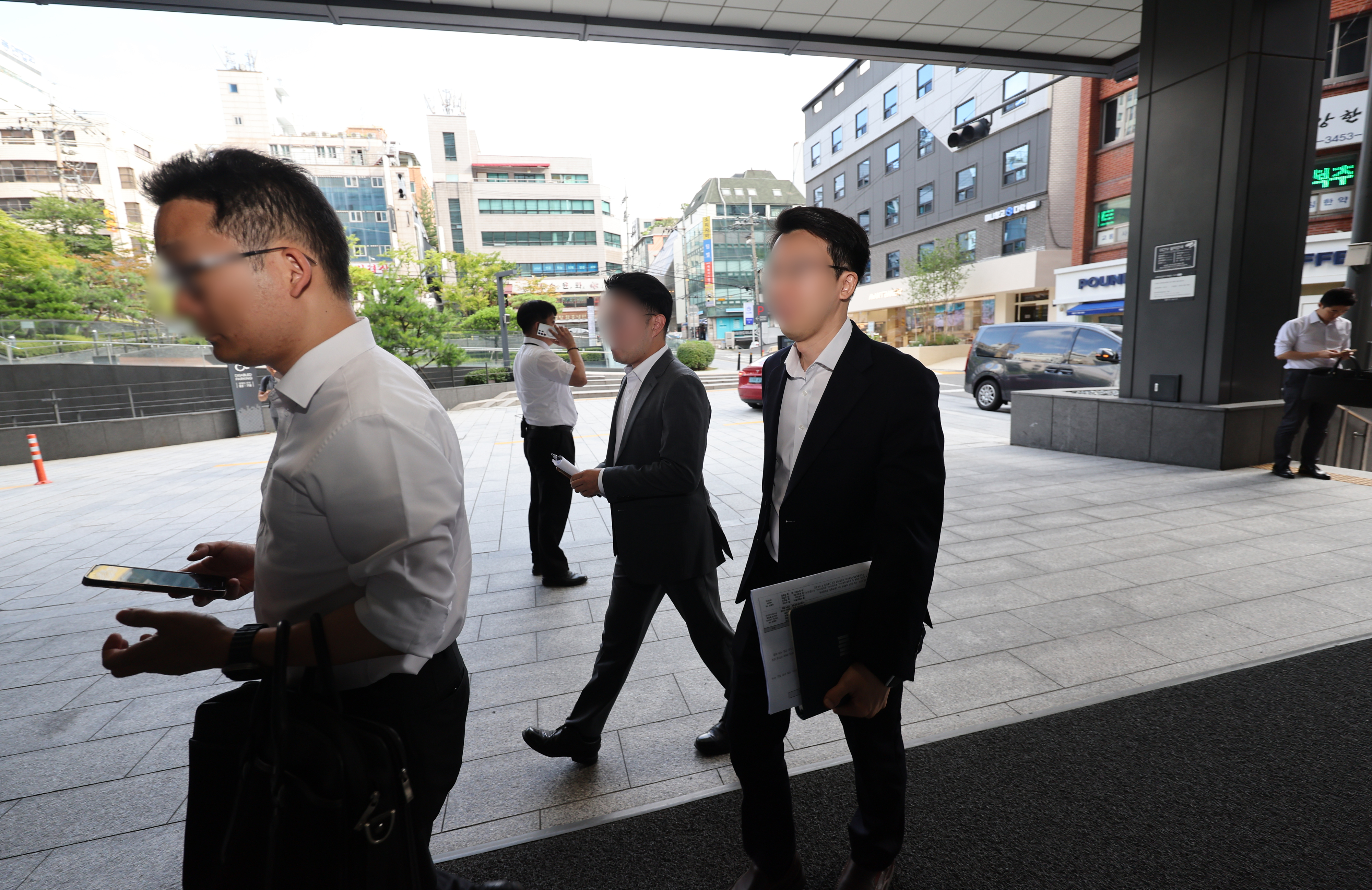 검찰 관계자들이 지난 1일 티몬·위메프 판매대금 정산 지연 사태 관련, 서울 강남구 큐텐 본사를 압수수색하기 위해 건물로 들어가고 있는 모습. 연합뉴스