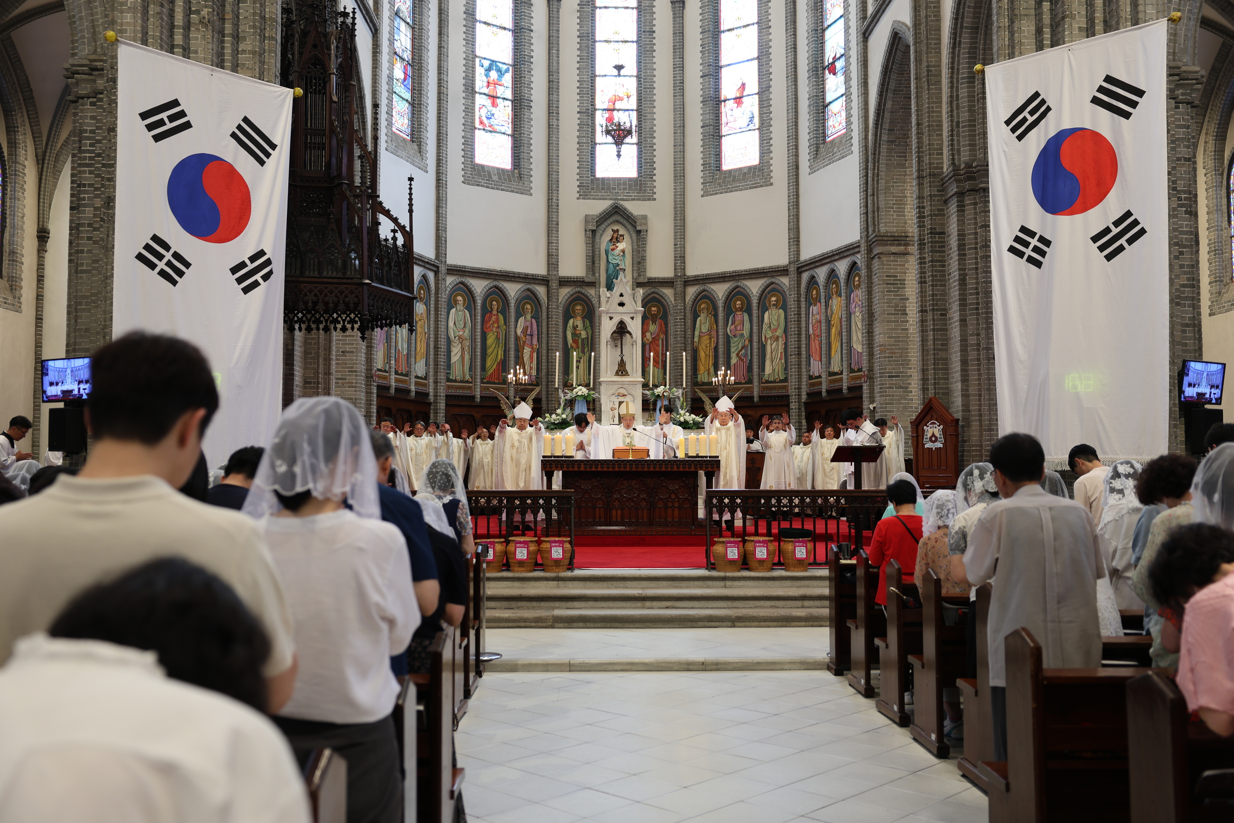 지난해 서울 주교좌 명동대성당에서 열린 성모 승천 대축일 미사에서 정순택 대주교를 비롯한 주교·사제단이 신자들을 강복하고 있다. 명동성당 제공.