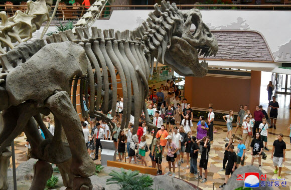 북러소년친선야영에 참가한 러시아 학생소년야영단이 지난 1일 만경대학생소년궁전, 해방탑, 자연박물관, 중앙동물원을 참관하고 평양교예극장에서 국립교예단의 종합교예공연을 관람했다고 조선중앙통신이 2일 보도했다. 2024. 8. 2 평양 조선중앙통신=연합뉴스