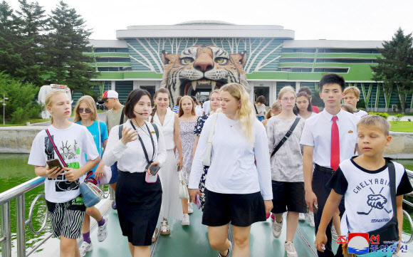 북러소년친선야영에 참가한 러시아 학생소년야영단이 지난 1일 만경대학생소년궁전, 해방탑, 자연박물관, 중앙동물원을 참관하고 평양교예극장에서 국립교예단의 종합교예공연을 관람했다고 조선중앙통신이 2일 보도했다. 2024. 8. 2 평양 조선중앙통신=연합뉴스