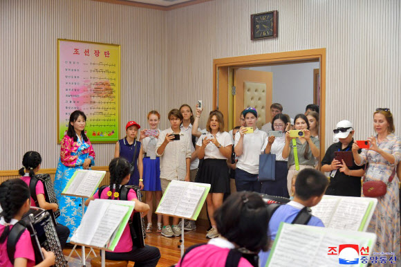 북러소년친선야영에 참가한 러시아 학생소년야영단이 지난 1일 만경대학생소년궁전, 해방탑, 자연박물관, 중앙동물원을 참관하고 평양교예극장에서 국립교예단의 종합교예공연을 관람했다고 조선중앙통신이 2일 보도했다. 2024. 8. 2 평양 조선중앙통신=연합뉴스