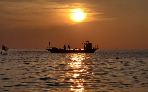 14일째 열대야가 계속된 2일 강원 강릉시 경포해수욕장 앞바다에서 어민들이 이른 아침부터 조업하고 있다. 2024.8.2 연합뉴스
