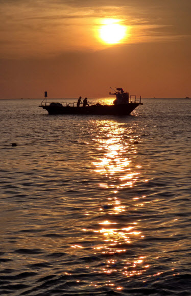 14일째 열대야가 계속된 2일 강원 강릉시 경포해수욕장 앞바다에서 어민들이 이른 아침부터 조업하고 있다. 2024.8.2 연합뉴스