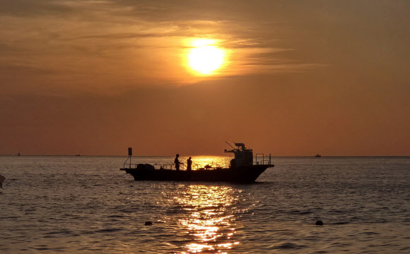 14일째 열대야가 계속된 2일 강원 강릉시 경포해수욕장 앞바다에서 어민들이 이른 아침부터 조업하고 있다. 2024.8.2 연합뉴스