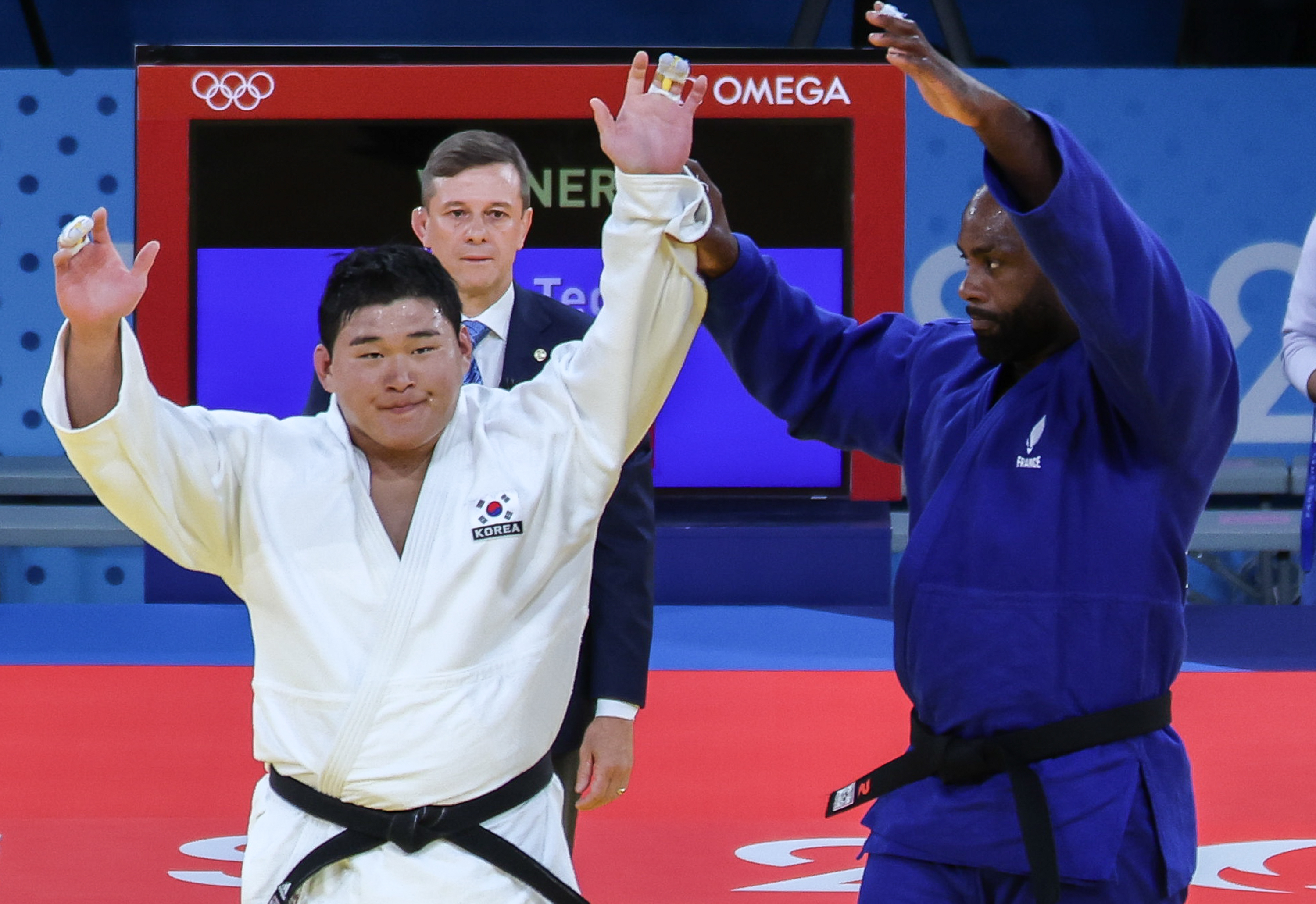 한국 유도 국가대표 김민종이 3일(한국시간) 프랑스 파리 샹드마르스 경기장에서 열린 2024 파리올림픽 유도 남자 100㎏ 이상급 결승전에서 패바한 뒤 상대 테디 리네르(프랑스)에게 위로받고 있다. 파리올림픽사진공동취재단