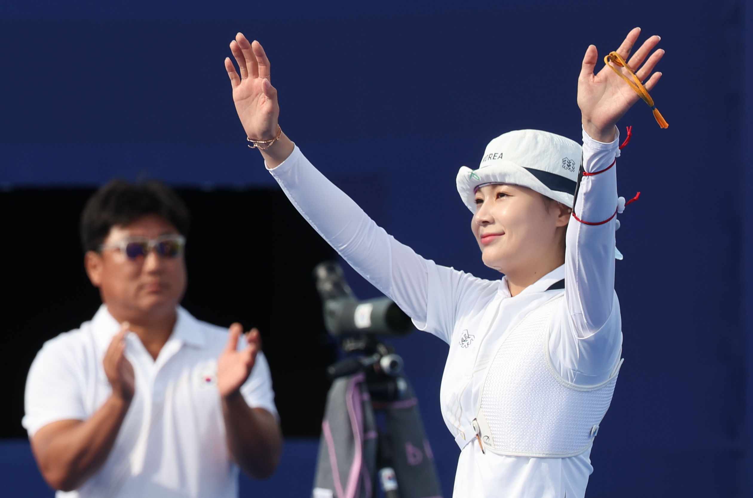 한국 양궁 국가대표 임시현이 3일(한국시간) 프랑스 파리 레쟁발리드에서 열린 2024 파리올림픽 양궁 여자 개인전 대만 레이젠잉과의 16강을 앞두고 관중에게 인사하고 있다. 파리 연합뉴스