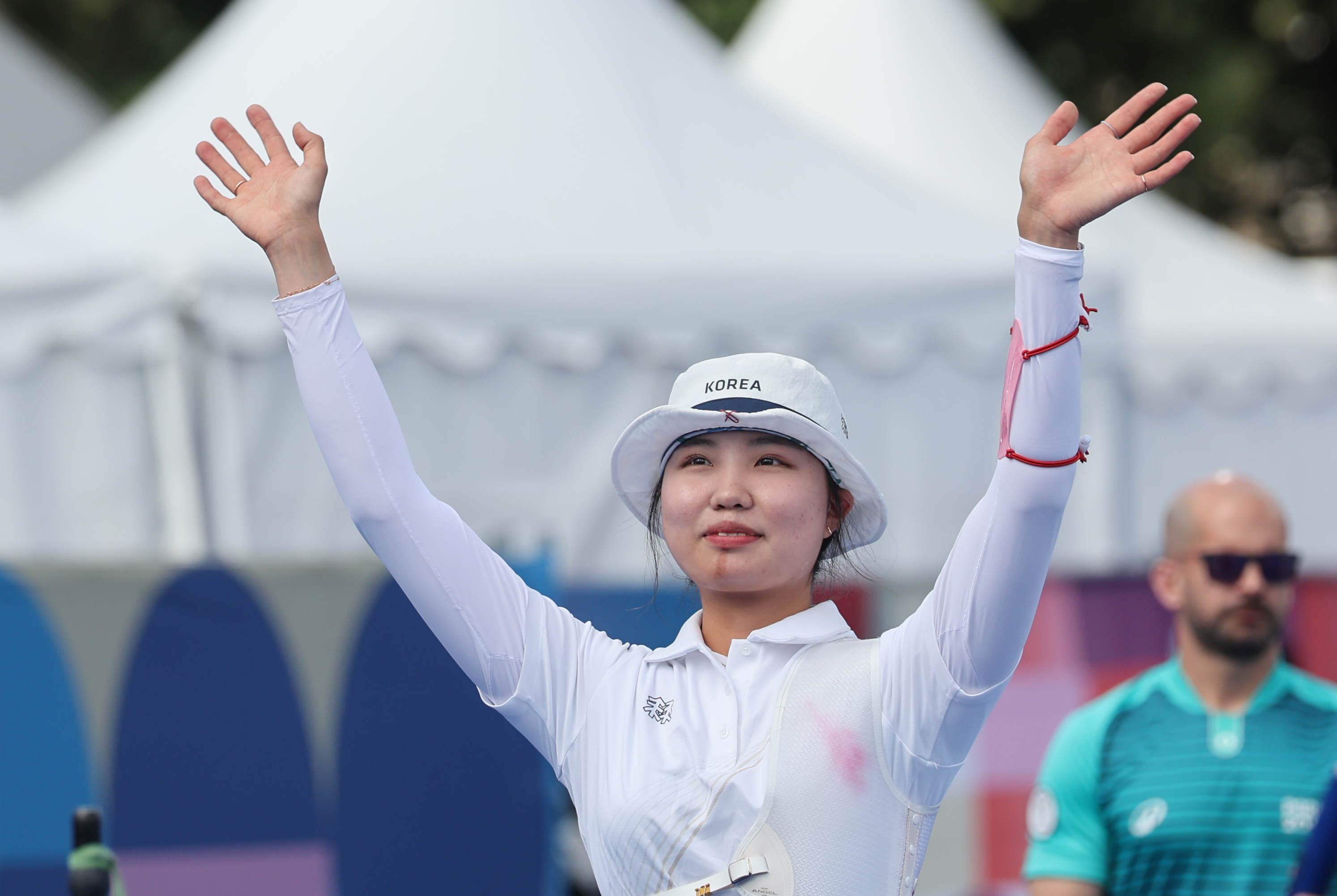 한국 양궁 국가대표 남수현이 3일(한국시간) 프랑스 파리 레쟁발리드에서 열린 2024 파리올림픽 양궁 여자 개인전 루마니아 마달리나 아마이스트라이예와의 16강에서 승리한 뒤 기뻐하고 있다. 파리 연합뉴스