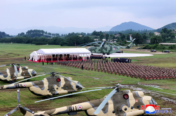 김정은, 침수지역 주민 구출에 투입됐던 헬기 부대 축하 방문