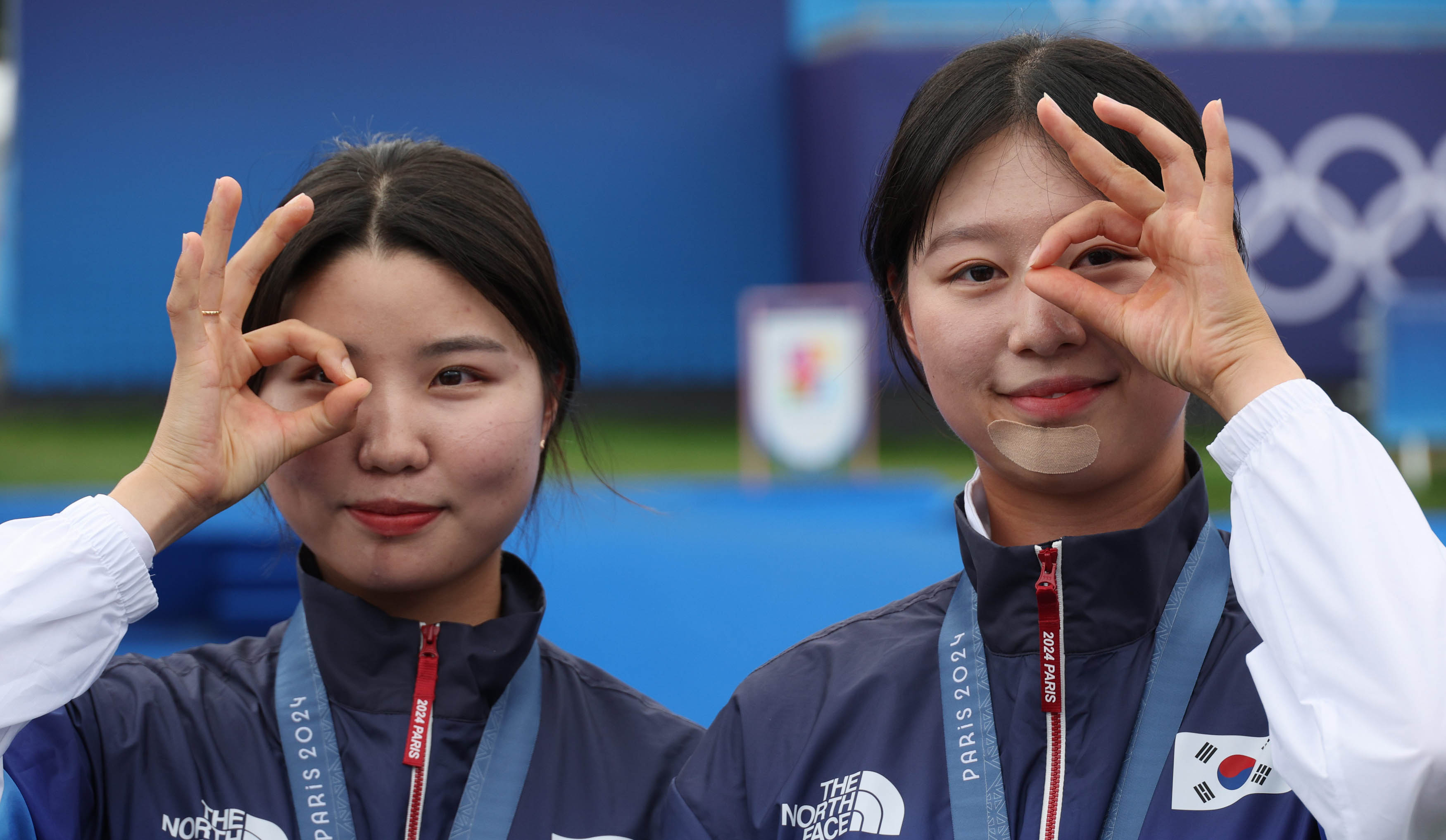 한국 양궁 국가대표 임시현(오른쪽)과 남수현이 3일(현지시간) 프랑스 파리 앵발리드에서 열린 2024 파리 올림픽 여자 개인전에서 각각 1위와 2위를 차지한 뒤 시상식에서 세레머니를 하고 있다. 파리 박지환 기자