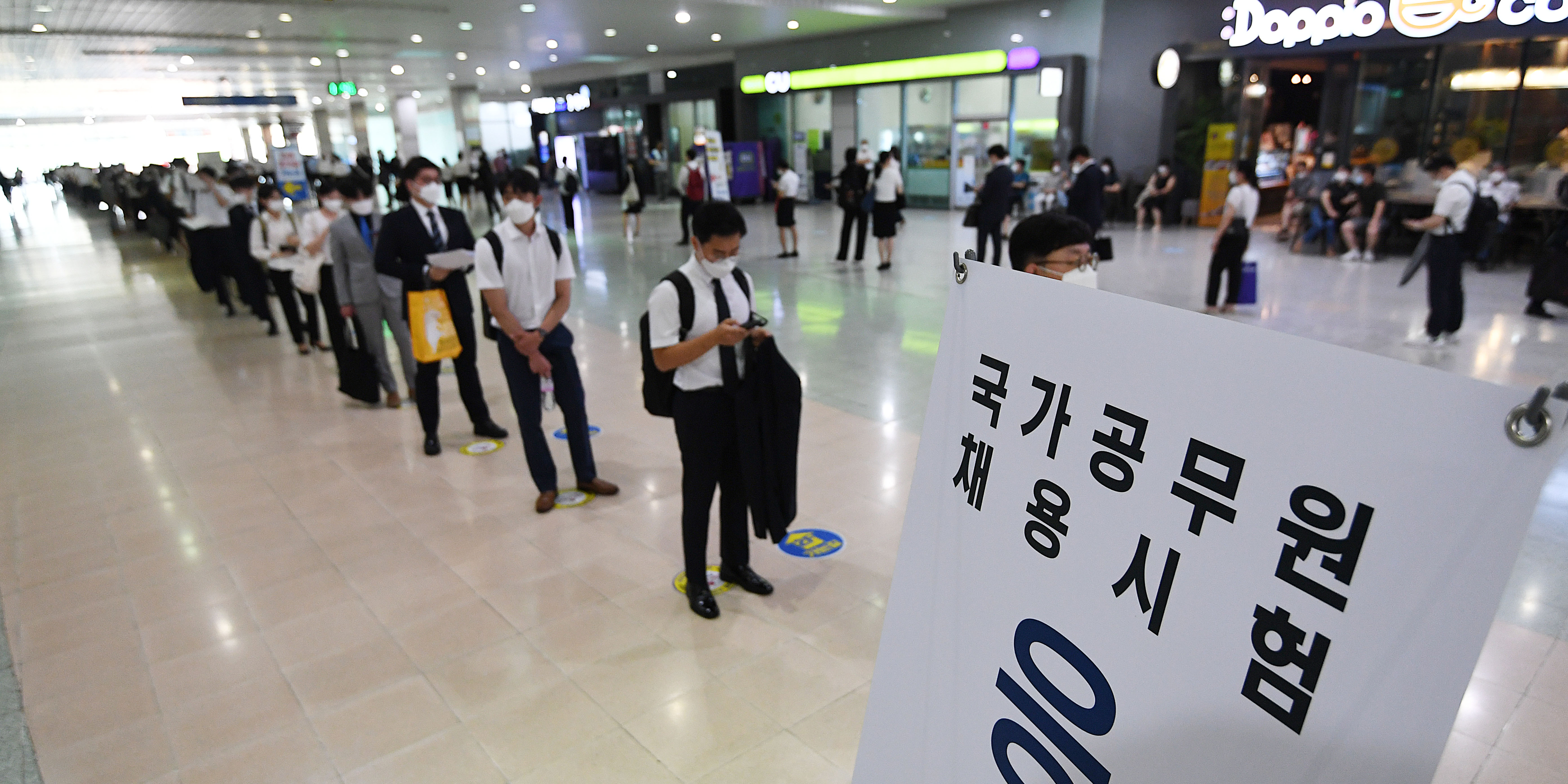 국가직 9급공무원시험의 공개경쟁채용 면접이 시작된 4일 경기도 일산시 킨텍스 제2전시장에서 수험생들이 대기장소 입장을 위해 줄지어 서 있다. 2021.8.4 오장환 기자 5zzang@seoul.co.kr