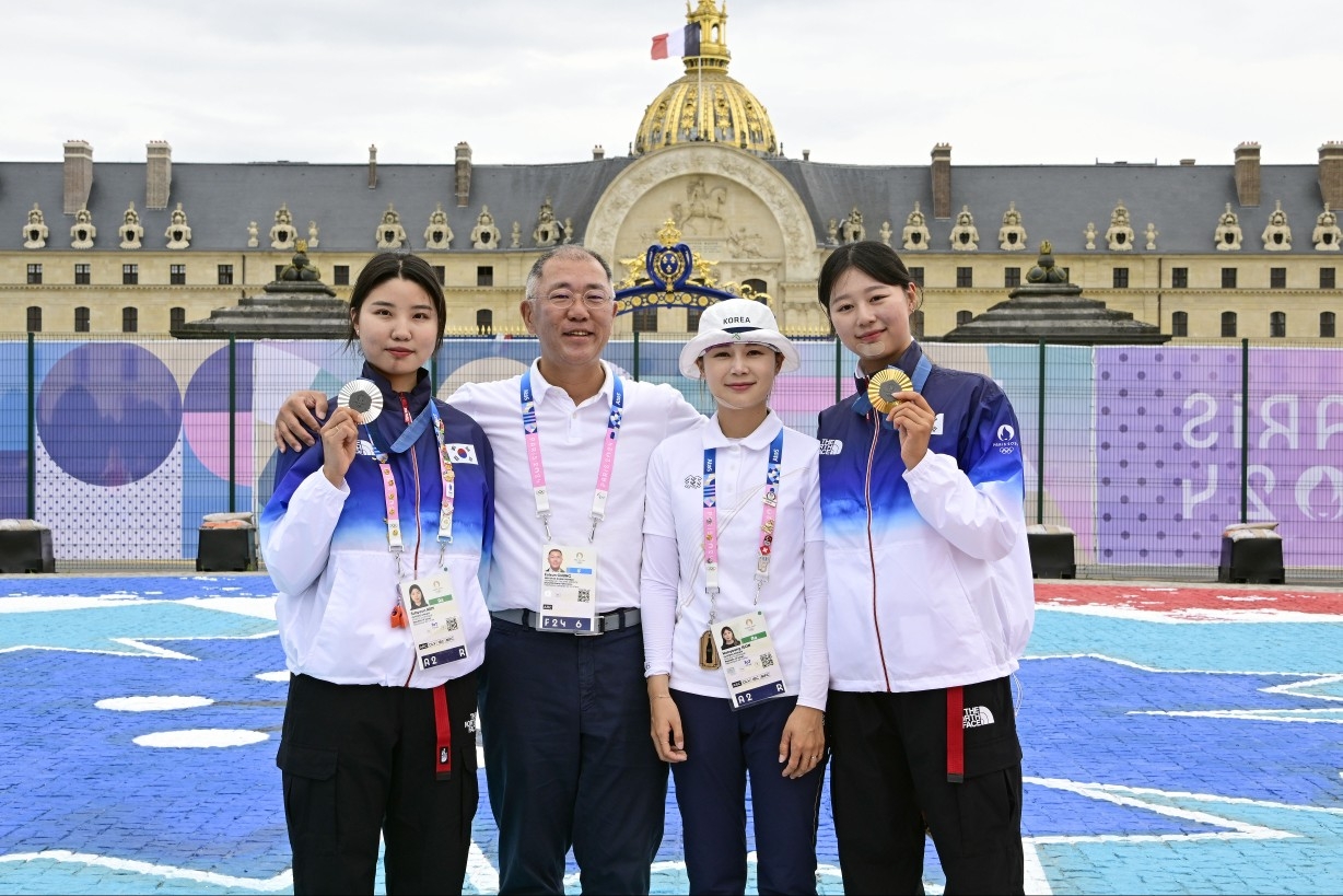 정의선 현대차그룹  회장이 3일(현지시간) 양궁 여자 개인전 시상식 후 남수현(왼쪽), 전훈영(왼쪽에서 세번째), 임시현(맨 오른쪽)과 기념 촬영을 하고 있다. 대한양궁협회 제공