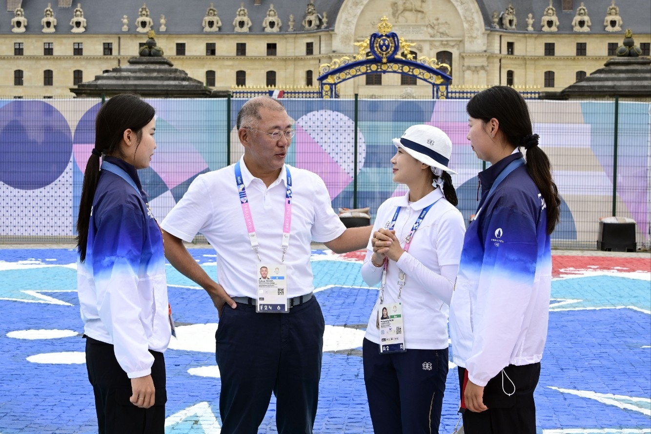 정의선 현대차그룹 회장이 3일(현지시간) 양궁 여자 개인전 시상식이 끝난 뒤 남수현(왼쪽), 전훈영(왼쪽에서 세 번째), 임시현(맨 오른쪽) 등 선수들을 만나 격려하고 있다. 대한양궁협회 제공