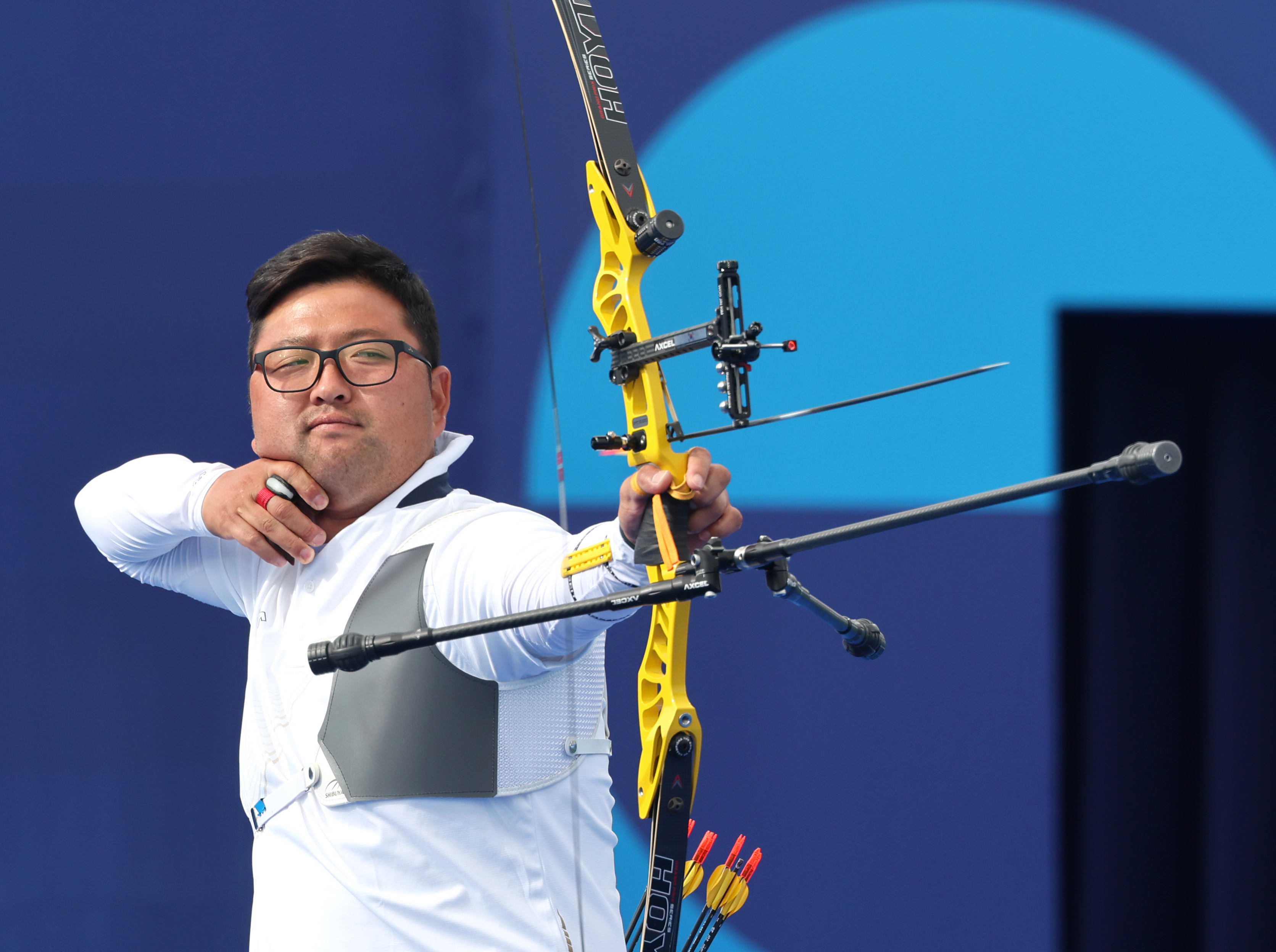 4일(현지시간) 프랑스 파리 레쟁발리드에서 열린 2024 파리올림픽 양궁 남자 개인전 브라질의 마르쿠스 달메이다와의 16강에서 한국 김우진이 활시위를 놓고 있다. 2024.8.4 파리 연합뉴스