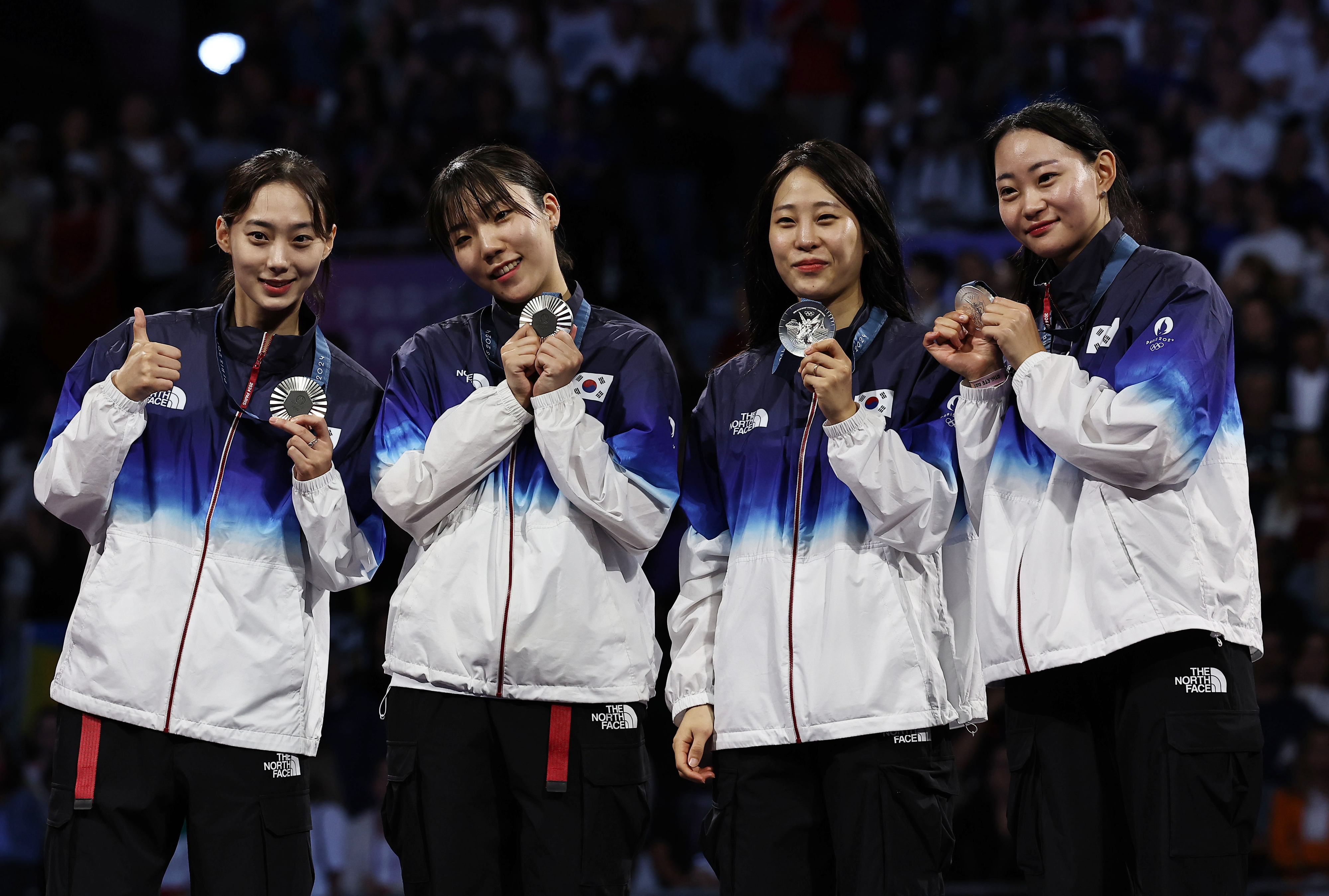 올림픽 역대 최고 성적을 거둔 한국 펜싱 여자 사브르 대표팀이 4일(한국시간) 프랑스 파리 그랑팔레에서 열린 시상식에서 은메달을 목에 건 채 기뻐하고 있다. 왼쪽부터 윤지수, 전하영, 전은혜, 최세빈. 파리 박지환 기자