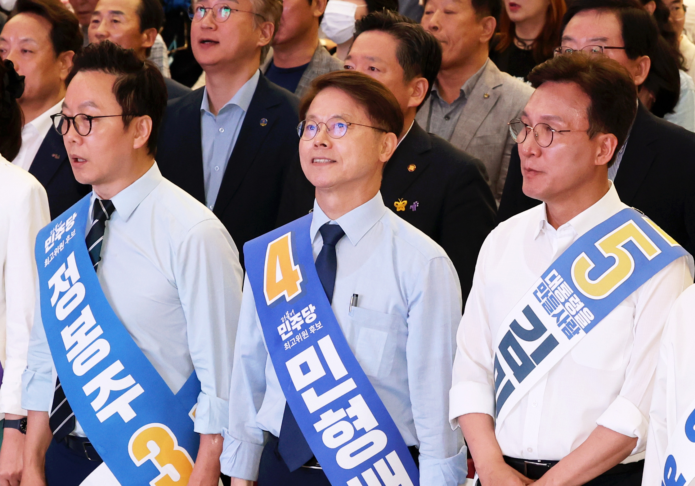 4일 오전 광주 서구 김대중컨벤션센터에서 열린 더불어민주당 당 대표·최고위원 후보자 합동연설회에서 정봉주(왼쪽부터), 민형배, 김민석 후보가 참석해 있다. 연합뉴스