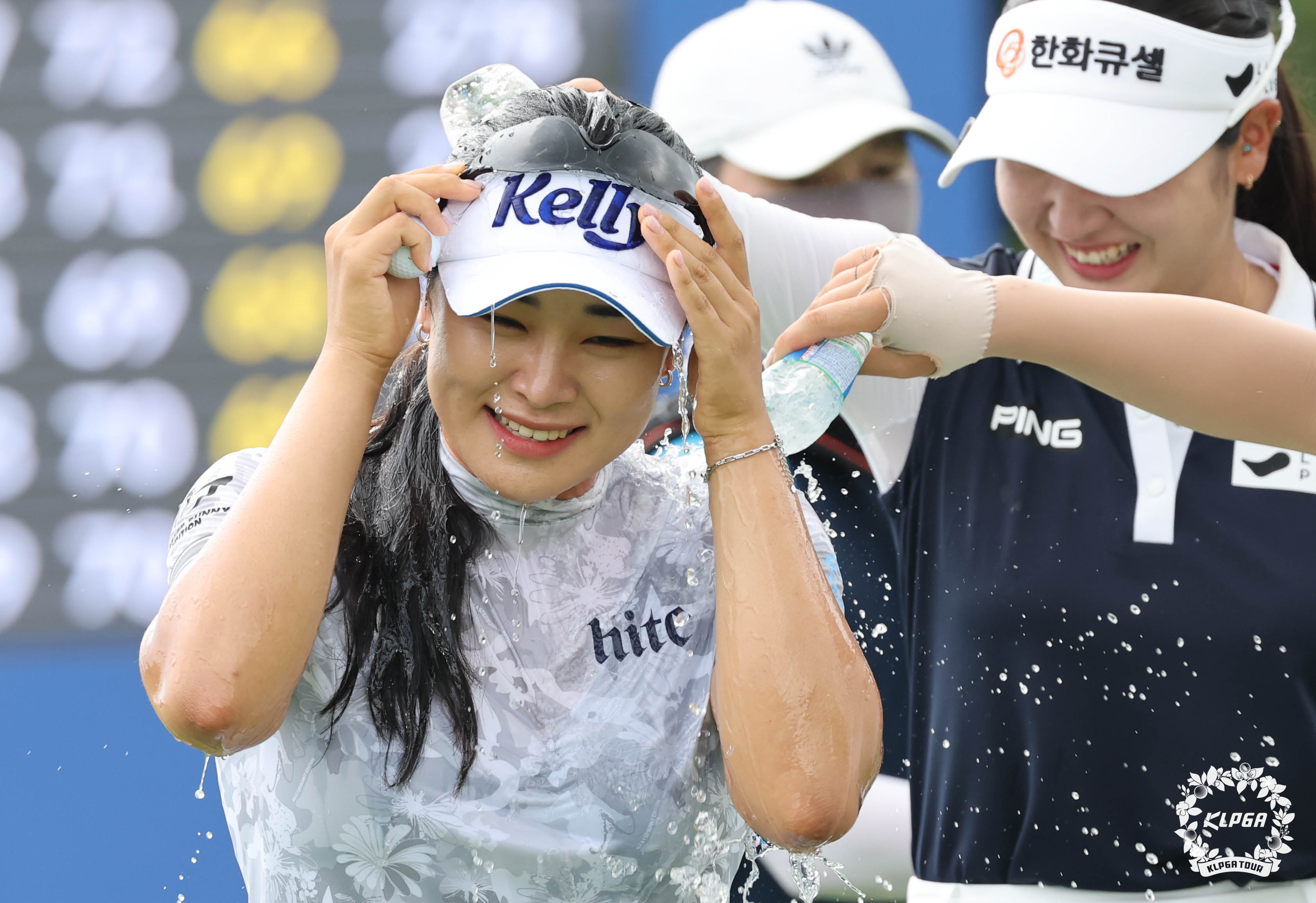 8월 4일 제주 한림에 위치한 블랙스톤 제주CC에서 열린 ‘제11회 제주삼다수 마스터스’ 마지막 라운드에서 우승한 윤이나가 동료들에게 축하 물 세례를 받고 있다. KLPGA 제공