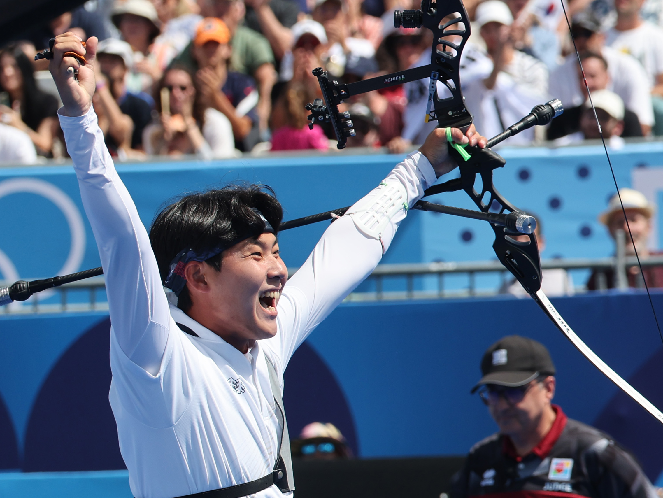 4일(현지시간) 프랑스 파리 앵발리드에서 열린 2024 파리 올림픽 양궁 남자 개인전 동메달 결정전에서 한국 이우석(코오롱)이 독일의 플로리안 운루를 물리친 후 기뻐하고 있다. 2024.8.4 연합뉴스