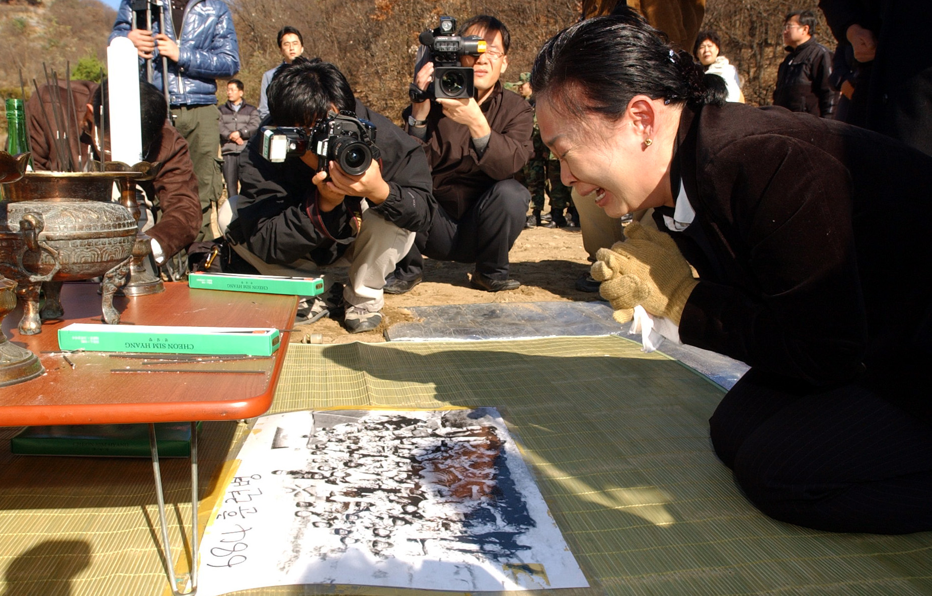 2005년 11월 15일 경기도 고양시 덕양구 벽제시립묘지에서 열린 실미도 부대원 사망자 유해 발굴 개토제에서 유가족이 사진을 보며 오열하고 있다. 서울신문DB