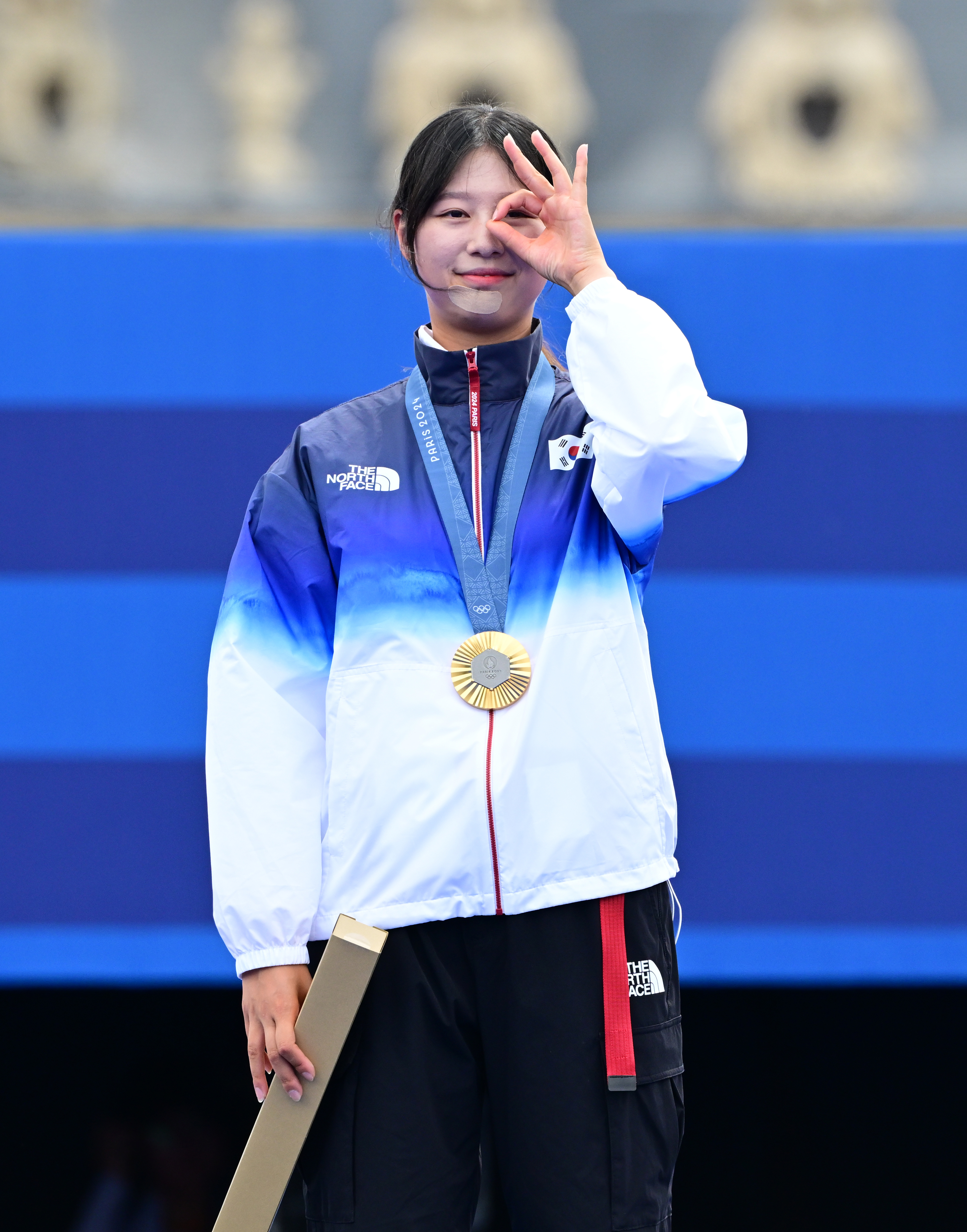 파리올림픽에서 한국 첫 3관왕이 된 임시현이 3일(한국시간) 끝난 양궁 여자 개인전 시상식 직후 ‘바늘구멍 세리머니’를 하고 있다. 파리 박지환 기자