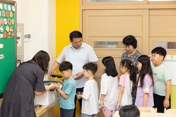 이정선 교육감이 5일 광주 북구 경양초등학교에서 학생들에게 도시락을 나눠주고 있다. 광주시교육청 제공