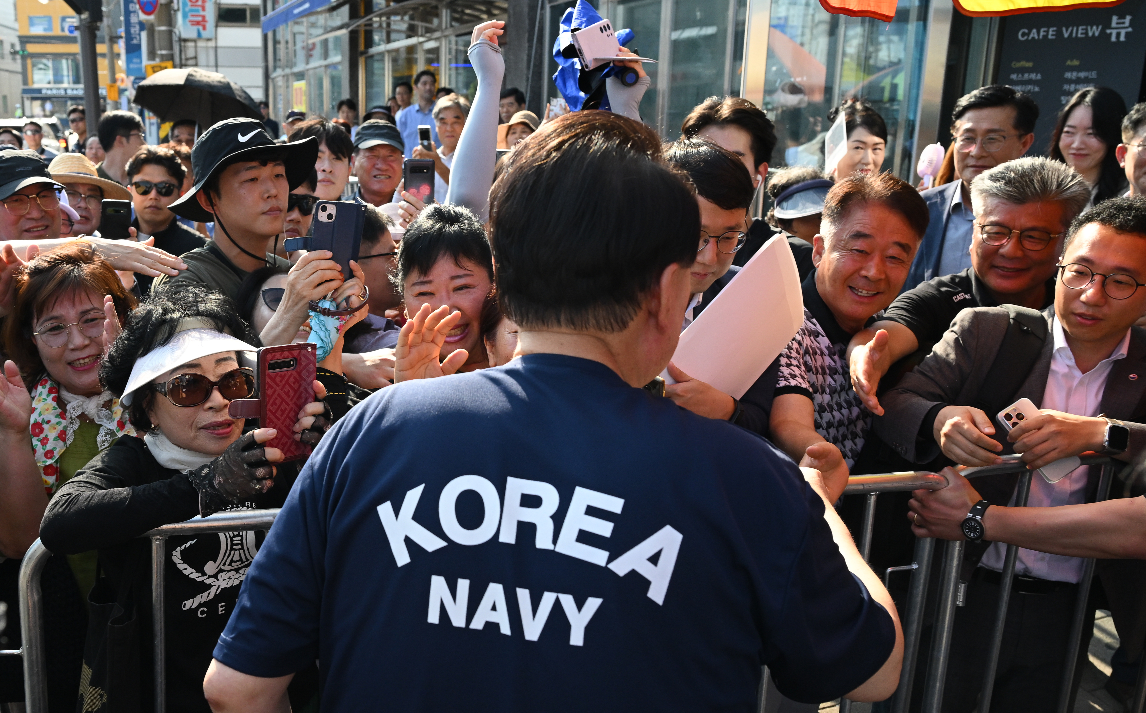 윤석열 대통령, 여름휴가 중 통영중앙시장 방문