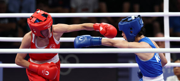 4일(현지시간) 프랑스 파리 노스 아레나에서 열린 2024 파리올림픽 복싱 여자 54㎏급 준결승에서 한국 임애지가 튀르키예 하티세 아크바시를 상대하고 있다. 임애지는 2-3(28-29 27-30 29-28 27-30 29-28)으로 판정패했다.2024.8.5  연합뉴스