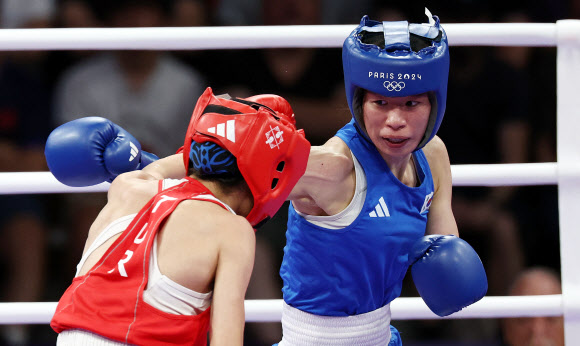 4일(현지시간) 프랑스 파리 노스 아레나에서 열린 2024 파리올림픽 복싱 여자 54㎏급 준결승에서 한국 임애지가 튀르키예 하티세 아크바시를 상대하고 있다.  임애지는 2-3(28-29 27-30 29-28 27-30 29-28)으로 판정패했다. 2024.8.5  연합뉴스