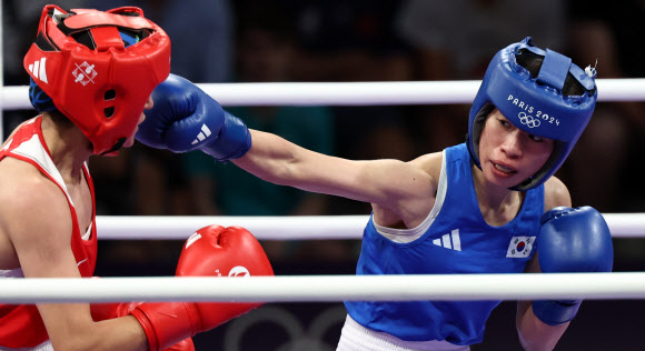 4일(현지시간) 프랑스 파리 노스 아레나에서 열린 2024 파리올림픽 복싱 여자 54㎏급 준결승에서 한국 임애지가 튀르키예 하티세 아크바시를 상대하고 있다. 임애지는 2-3(28-29 27-30 29-28 27-30 29-28)으로 판정패했다.2024.8.5  연합뉴스