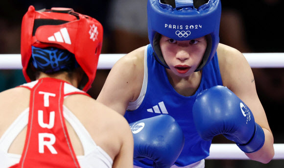 4일(현지시간) 프랑스 파리 노스 아레나에서 열린 2024 파리올림픽 복싱 여자 54㎏급 준결승에서 한국 임애지가 튀르키예 하티세 아크바시를 상대하고 있다. 임애지는 2-3(28-29 27-30 29-28 27-30 29-28)으로 판정패했다.2024.8.5  연합뉴스