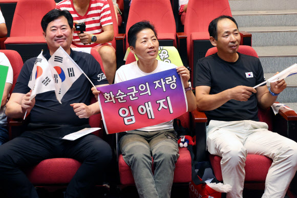 5일 오전 전남 화순군 하니움문화체육센터에서 파리올림픽 여자 복싱 준결승전에 출전한 임애지 선수 어머니(가운데)가 응원하고 있다. 2024.8.5  연합뉴스