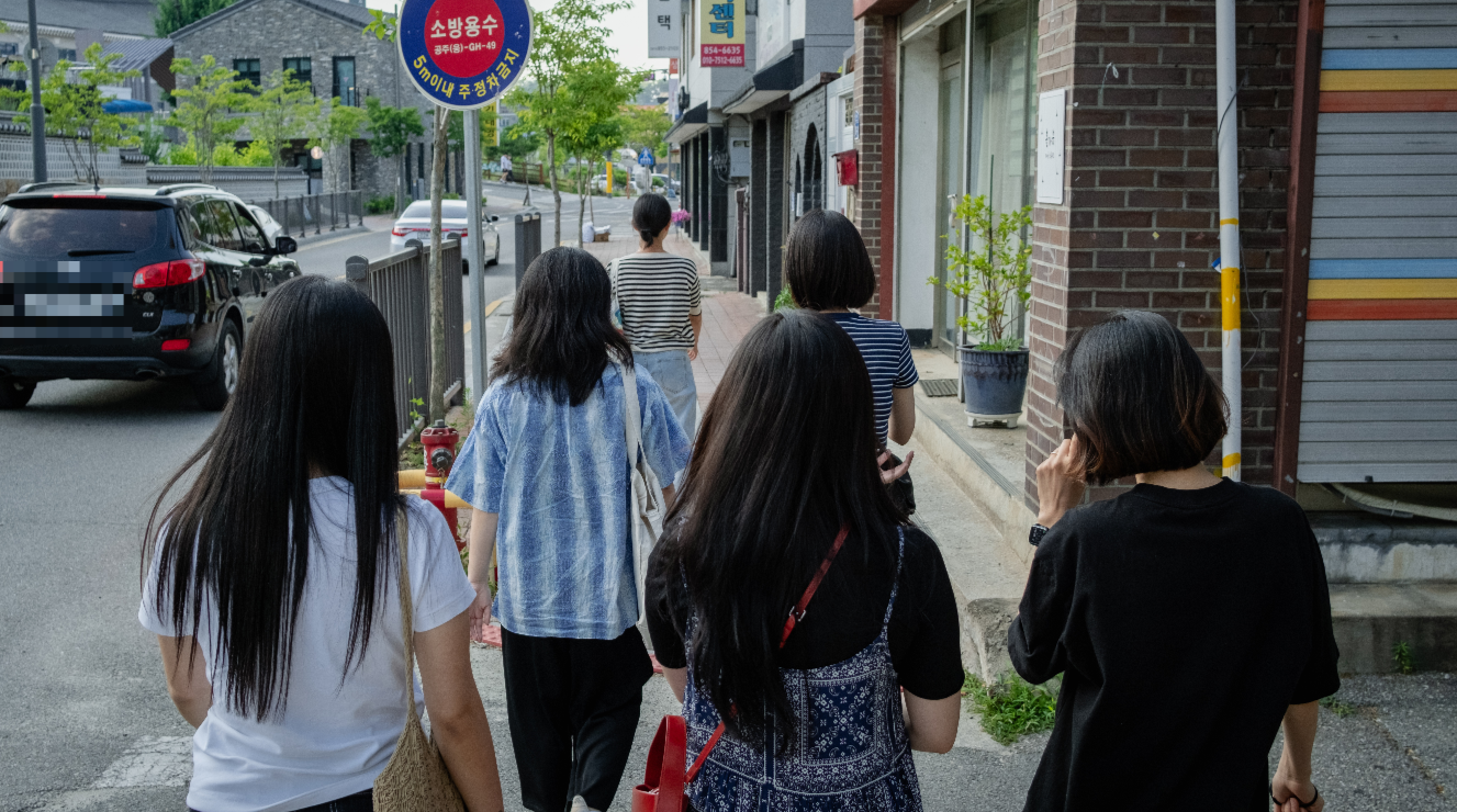 지난달 충남 공주에서 열린 ‘스마트폰 해방촌’ 캠프에 참가한 20~30대들이 스마트폰 없이 여행하고 있다. 캠프에 참가하면 2박 3일간 스마트폰을 사용할 수 없다. 대신 참가자들은 여행과 독서, 대화, 보드게임 등으로 시간을 보낸다.  김우진 기자