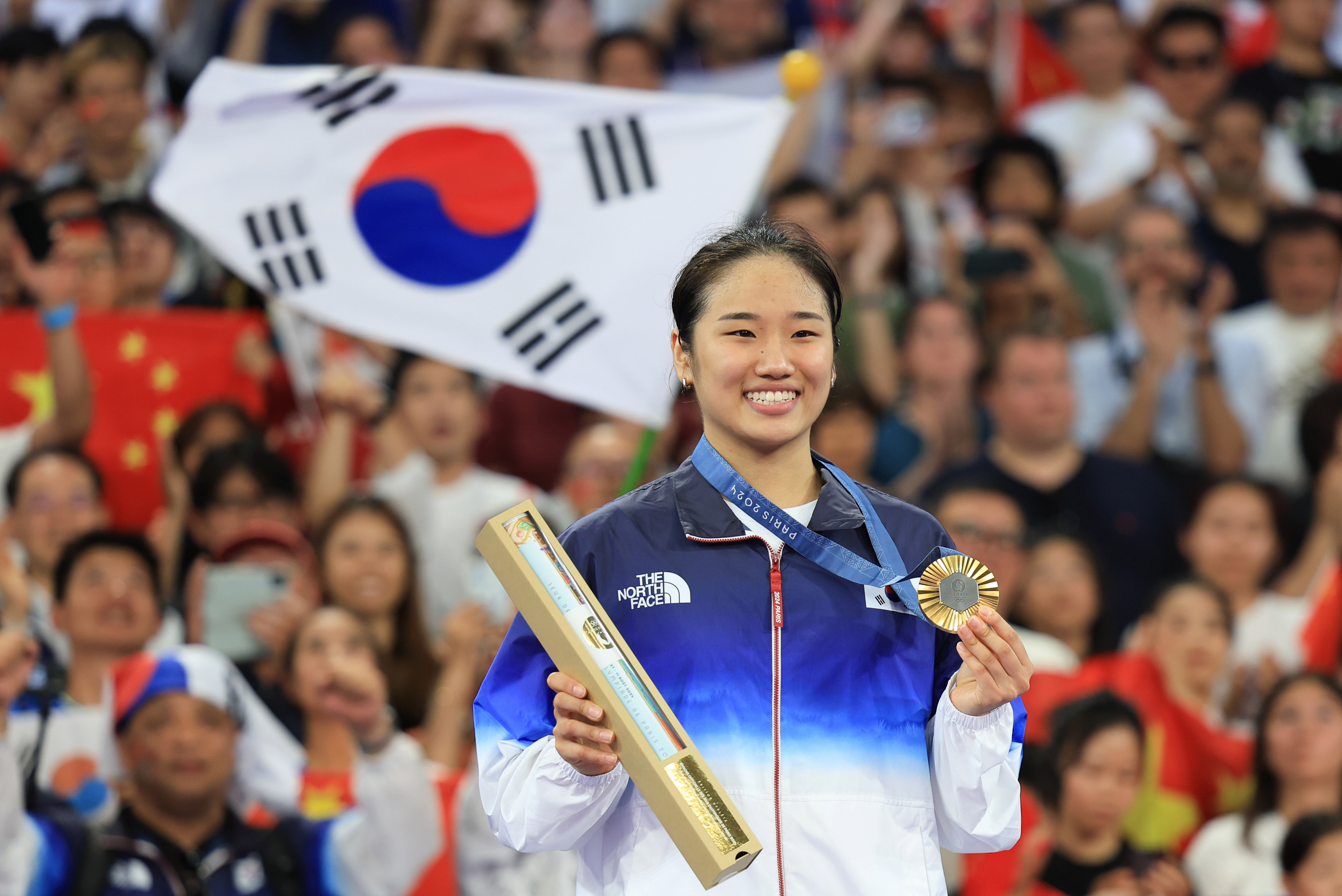 안세영 배드민턴 금메달 시싱식  지난 5일(현지시간) 파리 라 샤펠 아레나에서 열린 2024 파리올림픽 배드민턴 여자 단식 결승전에서 금메달을 획득한 안세영이 시상식에서 기뻐하고 있다. 2024.8.5 파리= 박지환 기자