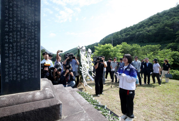 2024 파리올림픽 유도 여자 57kg급에서 은메달, 혼성 단체전에서 동메달을 딴 허미미 선수가 6일 오전 대구 군위군 삼국유사면 화수리에 조성된 독립운동가이자 현조부인 허석 지사의 기적비를 찾아 참배하고 올림픽 메달을 올려놓고 있다. 2024.8.6 연합뉴스