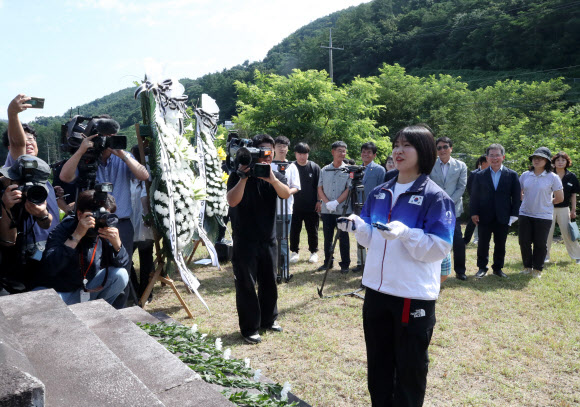 2024 파리올림픽 유도 여자 57kg급에서 은메달, 혼성 단체전에서 동메달을 딴 허미미 선수가 6일 오전 대구 군위군 삼국유사면 화수리에 조성된 독립운동가이자 현조부인 허석 지사의 기적비를 찾아 참배하고 올림픽 메달을 올려놓고 있다. 2024.8.6 연합뉴스