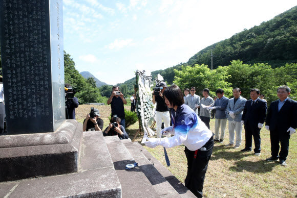 2024 파리올림픽 유도 여자 57kg급에서 은메달, 혼성 단체전에서 동메달을 딴 허미미 선수가 6일 오전 대구 군위군 삼국유사면 화수리에 조성된 독립운동가이자 현조부인 허석 지사의 기적비를 찾아 참배하고 올림픽 메달을 올려놓고 있다. 2024.8.6 연합뉴스