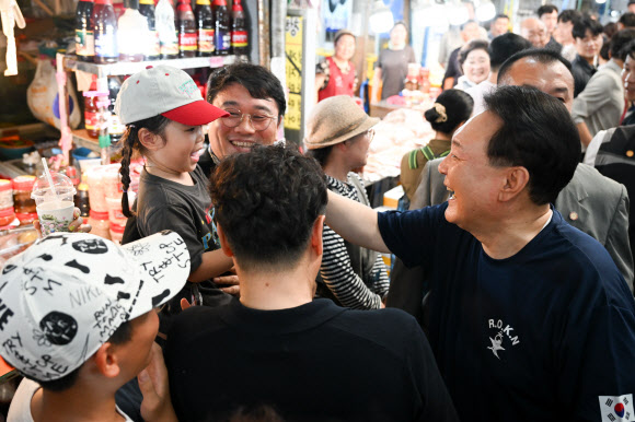 여름휴가 중인 윤석열 대통령이 5일 경남 통영시 통영중앙시장을 찾아 시민들과 인사하고 있다.  2024.8.5. 대통령실 제공