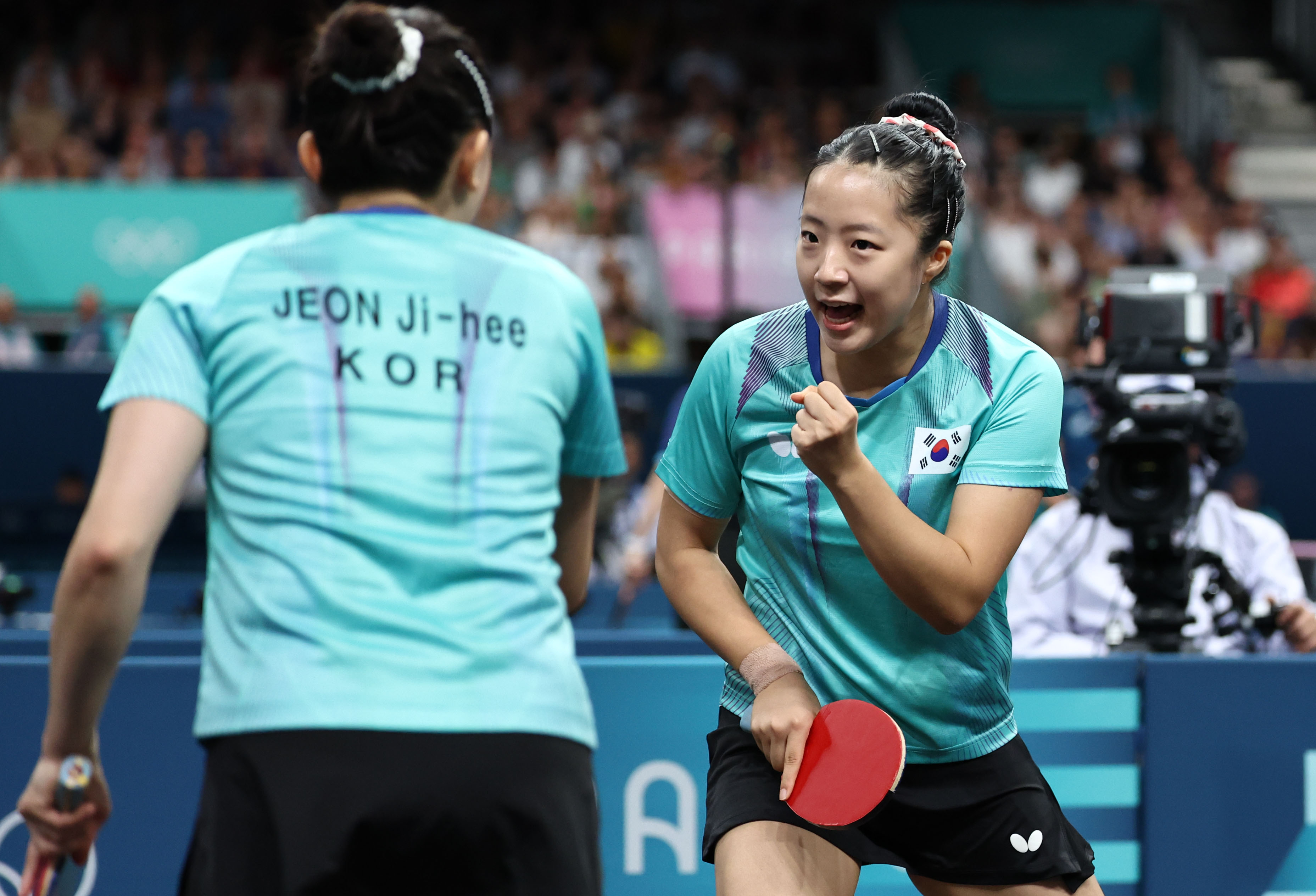 신유빈이 6일(한국시간) 프랑스 사우스 파리 아레나에서 열린 2024 파리올림픽 여자 탁구 단체전 스웨덴과의 8강에서 득점한 뒤 전지희와 기뻐하고 있다. 파리 연합뉴스