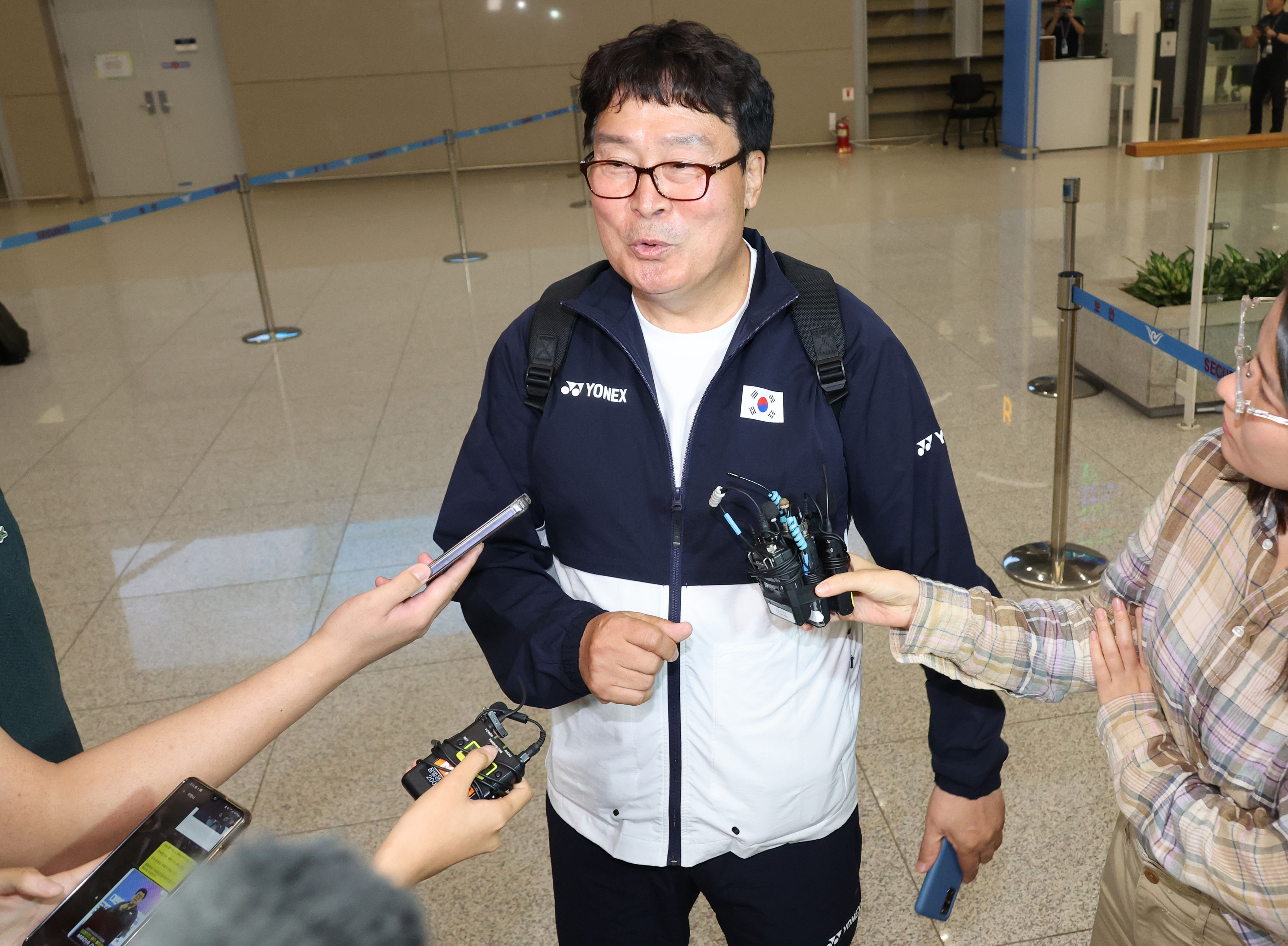 7일 귀국한 김택규 대한배드민턴협회장이 인천공항에서 취재진의 질문에 답하고 있다. 2024 파리 올림픽에 동행한 김 회장은 선수단보다 먼저 돌아왔다. 2024.8.7 연합뉴스