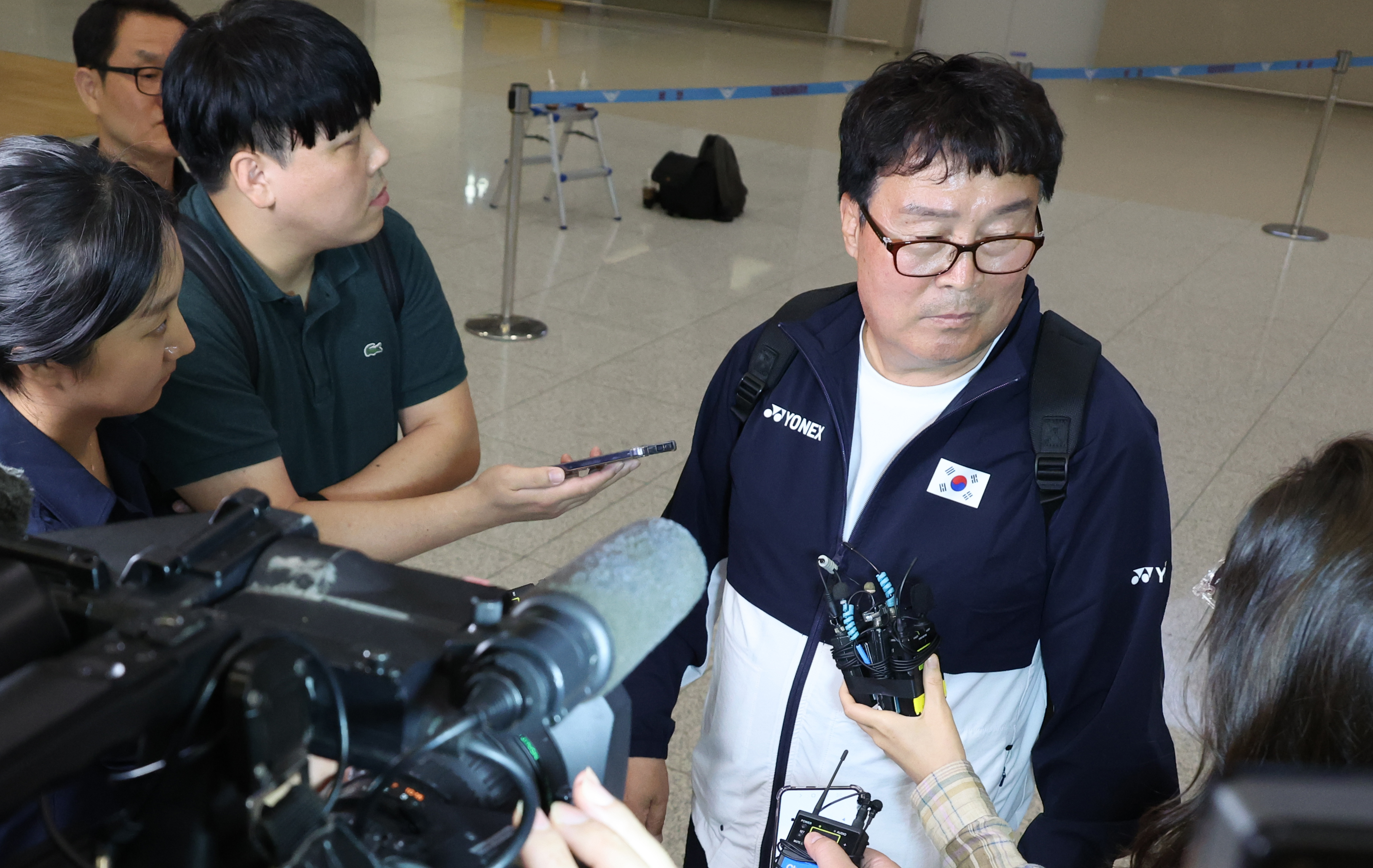 7일 귀국한 김택규 대한배드민턴협회장이 인천공항에서 취재진의 질문에 답하고 있다. 2024 파리 올림픽에 동행한 김 회장은 선수단보다 먼저 돌아왔다. 2024.8.7 연합뉴스