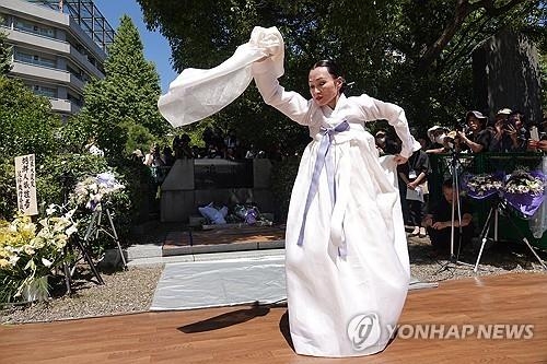 지난해 9월 1일 오전 도쿄 스미다구에 있는 요코아미초 공원에서는 1923년 일본 도쿄를 비롯한 수도권 일대를 강타한 간토(關東)대지진 당시 학살된 조선인들을 추모하기 위한 위령 행사가 열렸다. 재일 한국인 무용가 김순자 씨가 한복을 입고 나와 100년 전 희생된 조선인의 넋을 위로하는 진혼무를 선보이고 있다. 2023.9.1 연합뉴스 자료사진