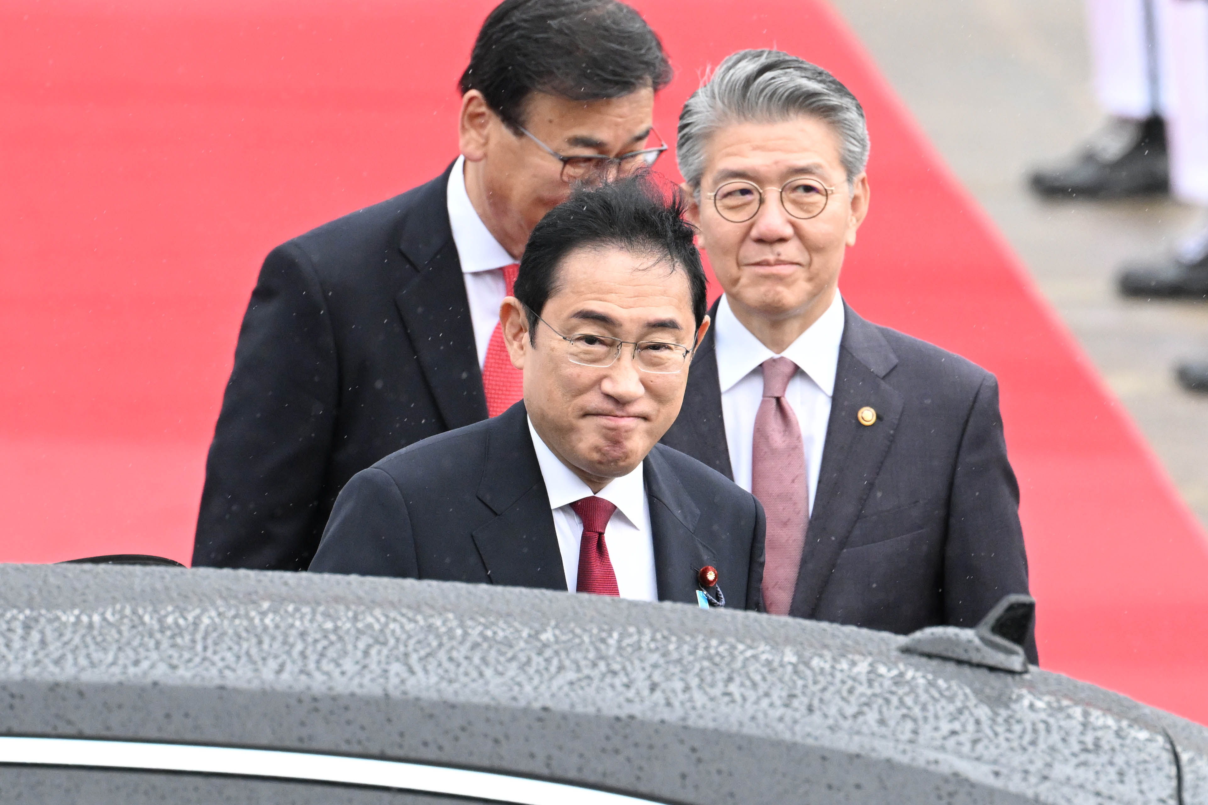 기시다 후미오 일본 총리가 한일중 정상회의를 하루 앞둔 26일 경기도 성남 서울공항에 도착해 이동하고 있다. 2024.5.26 홍윤기 기자