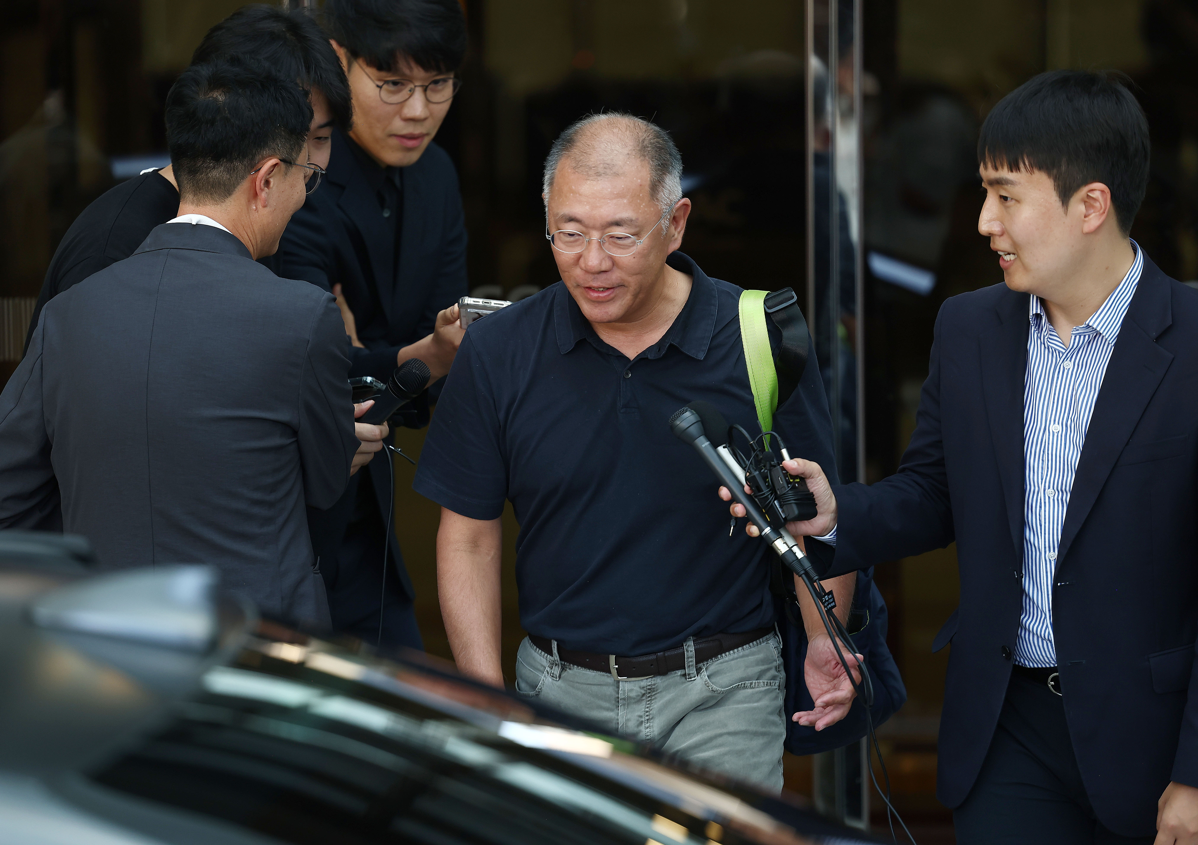 파리 올림픽 참관을 마친 정의선(가운데) 현대차그룹 회장이 7일 오후 서울 강서구 서울김포비즈니스항공센터(SGBAC)를 통해 귀국하고 있다.  연합뉴스