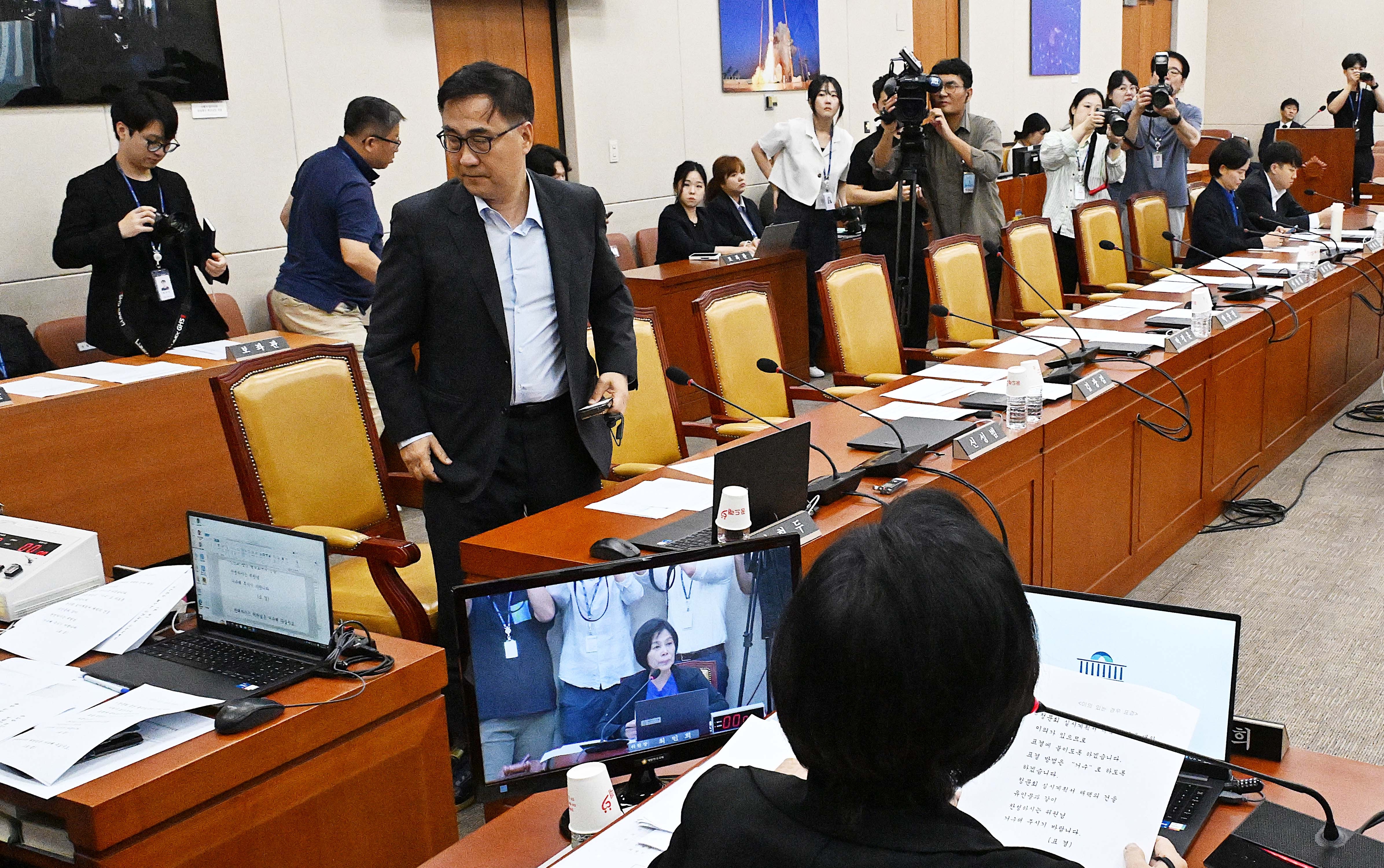 국회 과학기술정보방송통신위원장 국민의힘 간사인 최형두 의원이 7일 오전 서울 여의도 국회에서 열린 과학기술정보방송통신위원회 전체회의에서 불법적 방문진 이사 선임 등 방송장악 관련 2차 청문회 실시계획서 등에 대한 표결을 진행하자 회의장을 나가고 있다. 오장환 기자