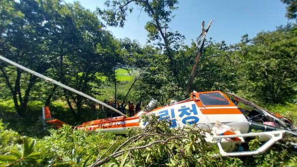 22일 오전 9시 39분께 경남 하동군 고전면 홍평마을 인근에 헬기 한 대가 추락해 헬기 탑승자 1명이 부상을 입었다. 추락 후 파손된 헬기 기체. 2024.8.7. 경남소방본부 제공