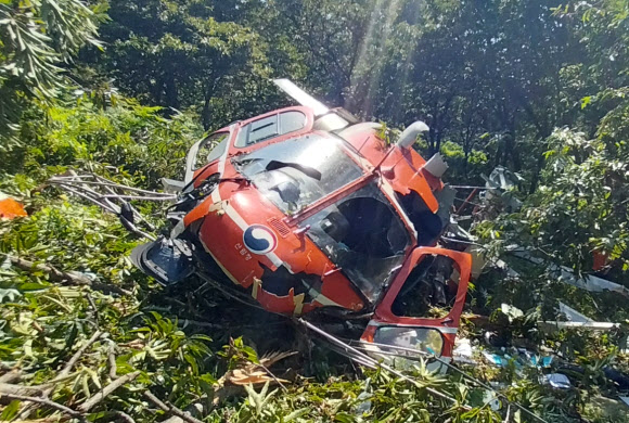 22일 오전 9시 39분께 경남 하동군 고전면 홍평마을 인근에 헬기 한 대가 추락해 헬기 탑승자 1명이 부상을 입었다. 추락 후 파손된 헬기 기체. 2024.8.7. 경남소방본부 제공